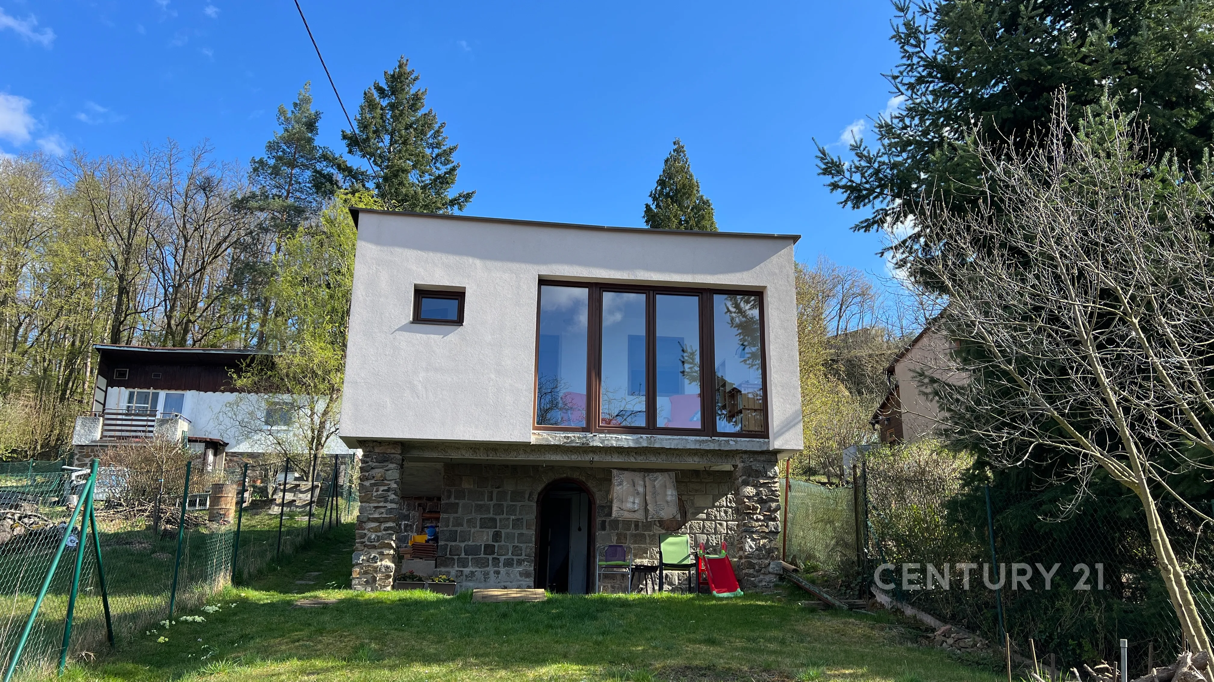 Prodej chaty 2+1 se zahradou a krásným výhledem v Brně - Žebětíně